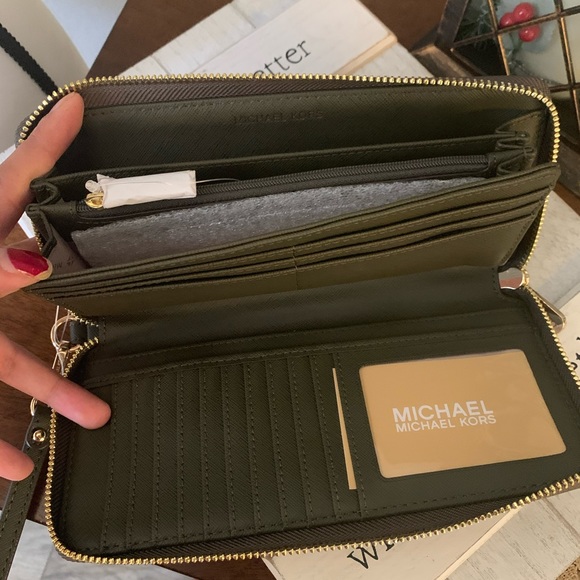 New MK full size wallet ♥️ - Picture 2 of 8